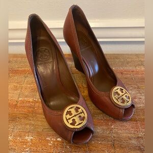 Tory Burch Signature Peep Toe Wedges Brown Leather Sz 7 $275